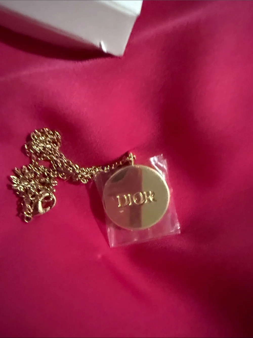 Dior J’adore Gold Necklace with Fragrance diffuser pendant - Picture 3 of 6